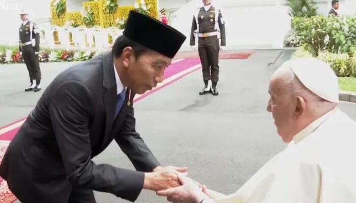Momen Hangat Jokowi Sambut Paus Fransiskus di Istana Merdeka