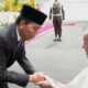Presiden Indonesia Joko Widodo bersalaman dengan Paus Fransiskus. (Foto: Istimewa)
