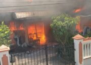 Pergi Nikahan, Rumah PNS Polri Dilahap si Gulambai