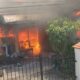 Rumah milik PNS Polri yang ditinggal kosong karena pemilik pergi menghadiri acara pernikahan di Solok, dilahap si gulambai, Jumat (13/9) sekitar pukul 11.59 WIB, di kawasan Ampang, Kecamatan Kuranji. ist