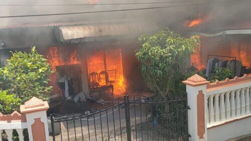 Rumah milik PNS Polri yang ditinggal kosong karena pemilik pergi menghadiri acara pernikahan di Solok, dilahap si gulambai, Jumat (13/9) sekitar pukul 11.59 WIB, di kawasan Ampang, Kecamatan Kuranji. ist