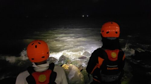 Tim SAR gabungan melakukan pencarian tehadap bocah kelas 1 SD yang hilang tenggelam di Pantai Padang. (ist)