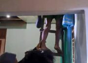Dikepung Warga, Pelaku Pembunuhan Penjaja Gorengan Ditangkap di Atap Rumah