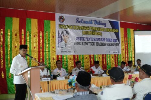 Bupati Limapuluh Kota Safaruddin di Musyawarah Perencanaan Pembangunan (Musrenbang) untuk Penyusunan Rencana Kerja Pemerintah (RKP) Nagari tahun 2025 serta penyusunan daftar usulan RKP Nagari tahun 2026 di Aula Kantor Wali Nagari Koto Tinggi, Rabu (4/9/2024). (Foto: Istimewa)
