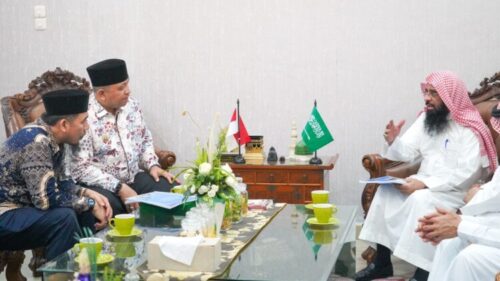Pj Wako Padang, Andree Harmadi Algamar menerima kunjungan silaturahmi tamu kehormatan dari Kepala Atase Agama Kedutaan Besar (Kedubes) Arab Saudi, Syaikh Ahmad Bin Isa Al Hazimi dan rombongan di rumah dinas, Kamis (26/9) malam. (ist)