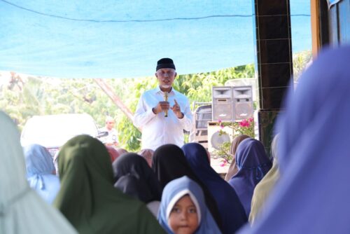 Mahyeldi, mengunjungi Jorong Padang Tengah 2, Nagari Padukuan, Kecamatan Koto Salak, Kabupaten Dharmasraya, Jumat (27/9/2024). (Foto: Istimewa)