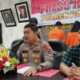 Kapolres Pariaman AKBP Andreanaldo Ademi (tengah) saat jumpa pers terkait kasus eksploitasi terhadap anak perempuan oleh kakak tirinya di Pariaman, Senin. (ist)