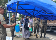 Satpol PP Padang Tertibkan PKL Bandel di Depan Hotel Pangeran Beach