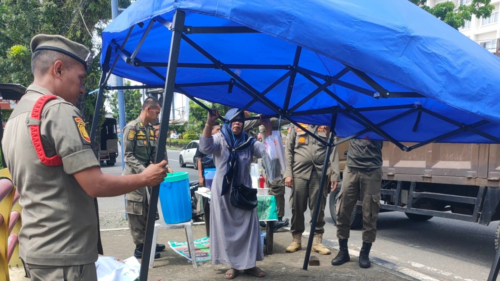 Satpol PP Padang amankan PKL bandel. (Foto: Istimewa)