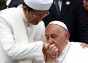 Kunjungan Bersejarah, Imam Istiqlal Cium Kening Paus Fransiskus di Masjid Istiqlal