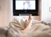 Kebiasaan Tidur dengan TV Menyala, Apa Artinya Menurut Psikologi?
