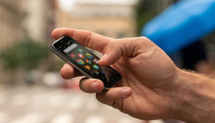 Palm Phone HP Super Kecil, Tahan Air, dan Cocok untuk Pengguna Sederhana