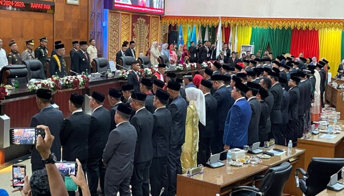 76 Anggota DPRA Aceh Resmi Dilantik, Pengukuhan Adat Meriahkan Prosesi