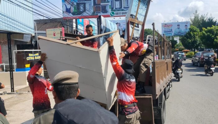 Tertibkan PKL Nakal, Belasan Lapak dan Payung Diangkut