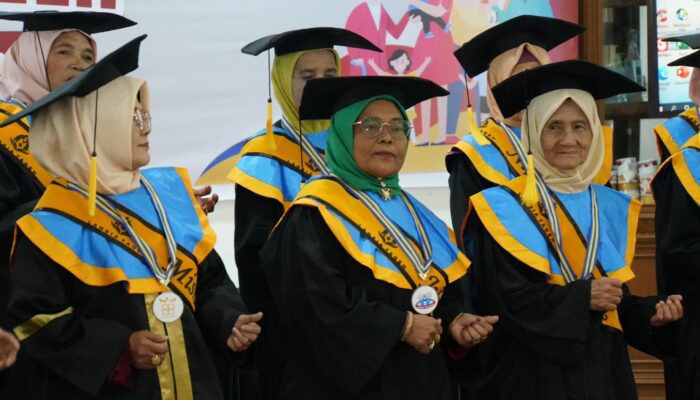 Wisuda Perdana Sekolah Lansia Tageh, Jufriati: Terharu Bisa Rasakan Momen Ini