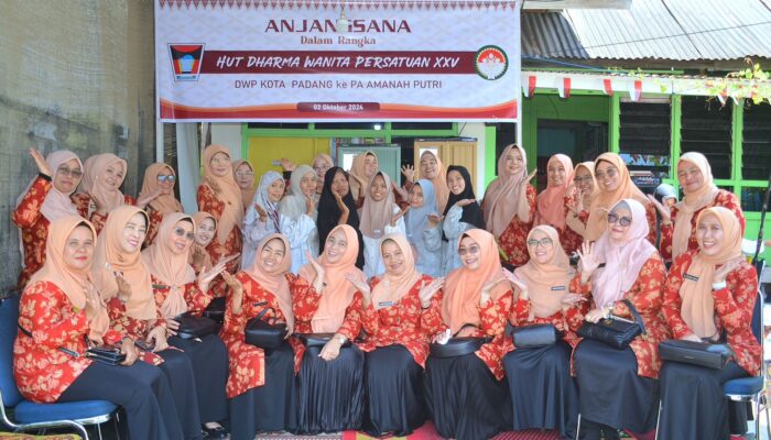Peringati HUT Ke-25, DWP Kota Padang Anjangsana dan Bakti Sosial Ke Panti Asuhan