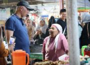 Akrab dengan Warga, Mahyeldi Blusukan ke Pasar Simpang Haru