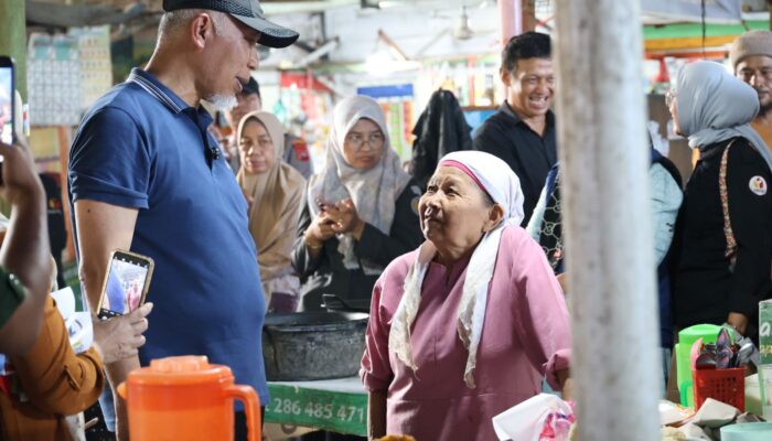 Akrab dengan Warga, Mahyeldi Blusukan ke Pasar Simpang Haru