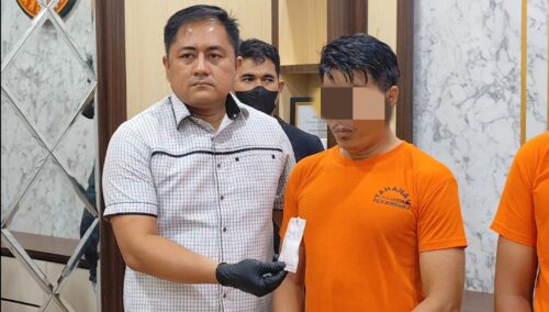 Kasat Narkoba Polresta Pekanbaru, AKP Bagus Faria, Memperlihatkan BB Sabu Seberat 25,5 Gram Milik Tersangka TM.