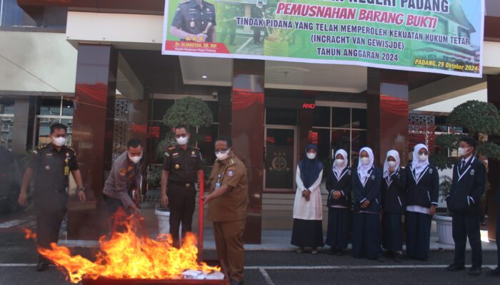 Miliki Kekuatan Hukum Tetap, Kejari Padang Musnahkan BB Narkotika dan Sajam