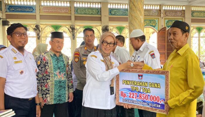 Pemko Padang Serahkan Insentif Guru Ngaji dan Imam Masjid di Padang Selatan