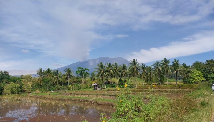 Gunung Marapi Erupsi Pagi Ini, Warga Diminta Tetap Waspada