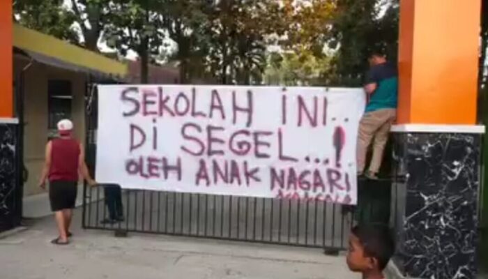SMAN 12 Padang Disegel Masyarakat Nanggalo, Buntut Empat Siswa Dikeluarkan