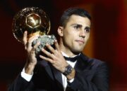 Penuh Haru, Rodri Terima Ballon d’Or 2024 Meski Tengah Cedera