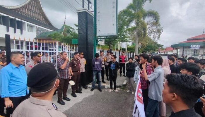 Unjuk Rasa Aliansi Bukittinggi Menggugat, Desak Kasus Korupsi Pasar Atas Diusut Tuntas