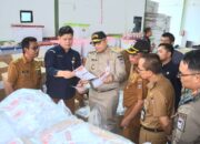 Pj Wali Kota Padang Andree Algamar Tinjau Persiapan Sortir dan Lipat Surat Suara Pilkada 2024