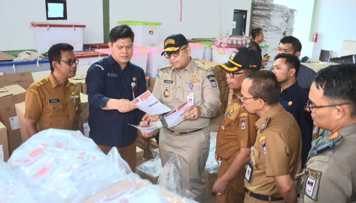Pj Wali Kota Padang Andree Algamar Tinjau Persiapan Sortir dan Lipat Surat Suara Pilkada 2024