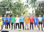 Antusias! Warga Pariaman Terhibur Bermain Futsal Bersama Mahyeldi