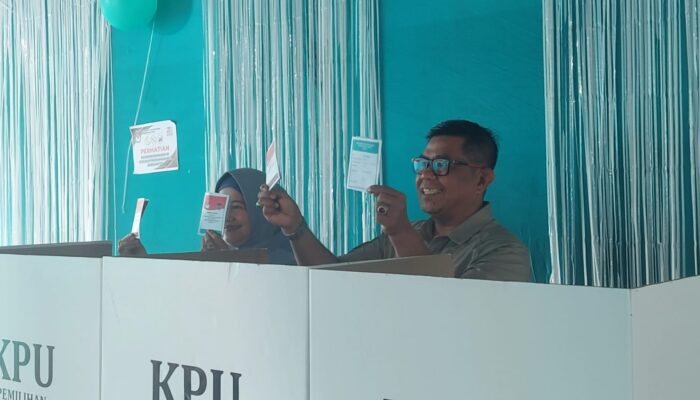 Nyoblos di TPS 14 Lubuk Lintah, Pj Sekda Kota Padang Imbau Warga Tidak Golput