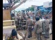Satpol PP Tertibkan Bangunan Liar di Sepanjang Sungai Batang Arau, Padang Selatan