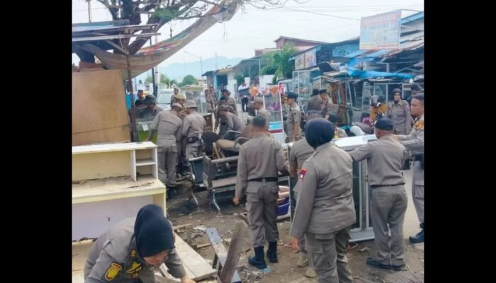 Satpol PP Tertibkan Bangunan Liar di Sepanjang Sungai Batang Arau, Padang Selatan
