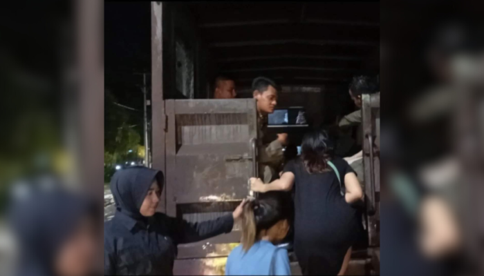 Lakukan Pengawasan Malam, Satpol PP Padang Amankan 14 Wanita dan Alkohol