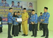 Kualitas PNS Sebagai Cerminan Daerah, Mahyeldi Serahkan Penghargaan dan Bonus bagi Anggota Korpri Sumbar Berprestasi