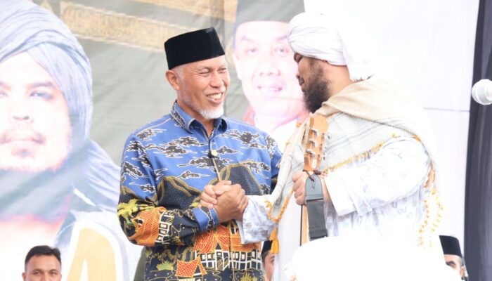 Di Tengah Konser Akbar di Agam, Ustadz Derry Sulaiman Ungkap Kekaguman pada Mahyeldi