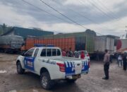 Minibus Ringsek Usai Tabrak Dua Truk Parkir di By Pass Padang