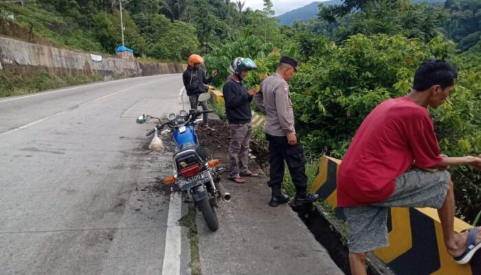 Diduga Rem Blong, Truk Batu Bara Terjun ke Jurang 10 Meter di Padang