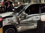 Mobil Sedan Tertabrak Kereta Api di Simpang Tunggul Hitam, Pengemudi Selamat