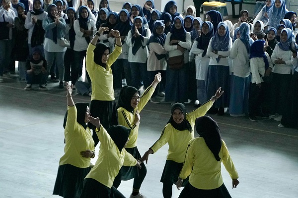 Peserta menunjukkan gerakan terbaik kegiatan Line Dance dan Senam Kreasi pada peringatan HUT ke-53 Korpri di Padang Panjang. (Foto: Diskominfo Padang Panjang)