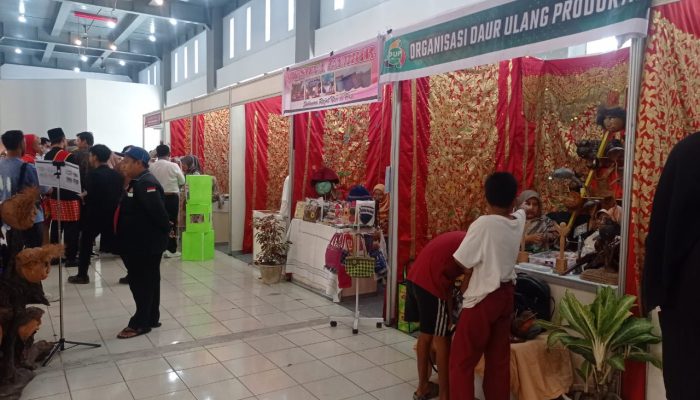 Dukung Inovasi, Pemko Padang Serahkan Sertifikat HAKI kepada Pelaku Ekonomi Kreatif