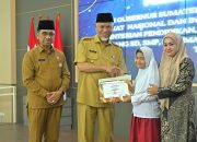 Gubernur Mahyeldi Serahkan Penghargaan untuk 76 Pelajar Hebat Sumbar Berprestasi Nasional dan Internasional 2024