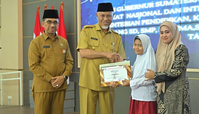 Gubernur Mahyeldi Serahkan Penghargaan untuk 76 Pelajar Hebat Sumbar Berprestasi Nasional dan Internasional 2024