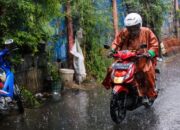Musim Hujan Tiba, Pengendara Sepeda Motor Disarankan Siapkan Jas Hujan