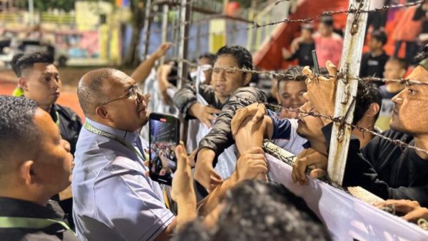 Andre Rosiade sapa suporter Semen Padang FC usai laga melawan Persija Jakarta. (Foto: Istimewa)