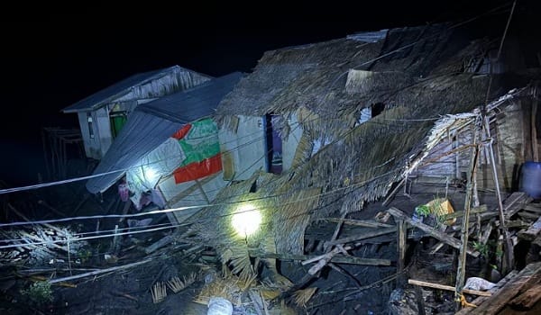 Tanah Longsor di Tanah Merah, 11 Rumah Ambruk ke Sungai Indragiri