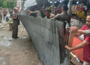 Satpol PP Padang Bersama Tim Gabungan Bersihkan Trotoar dari PKL