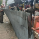 Satpol PP Padang tertibkan PKL di jalan Adinegoro. (Foto: Istimewa)